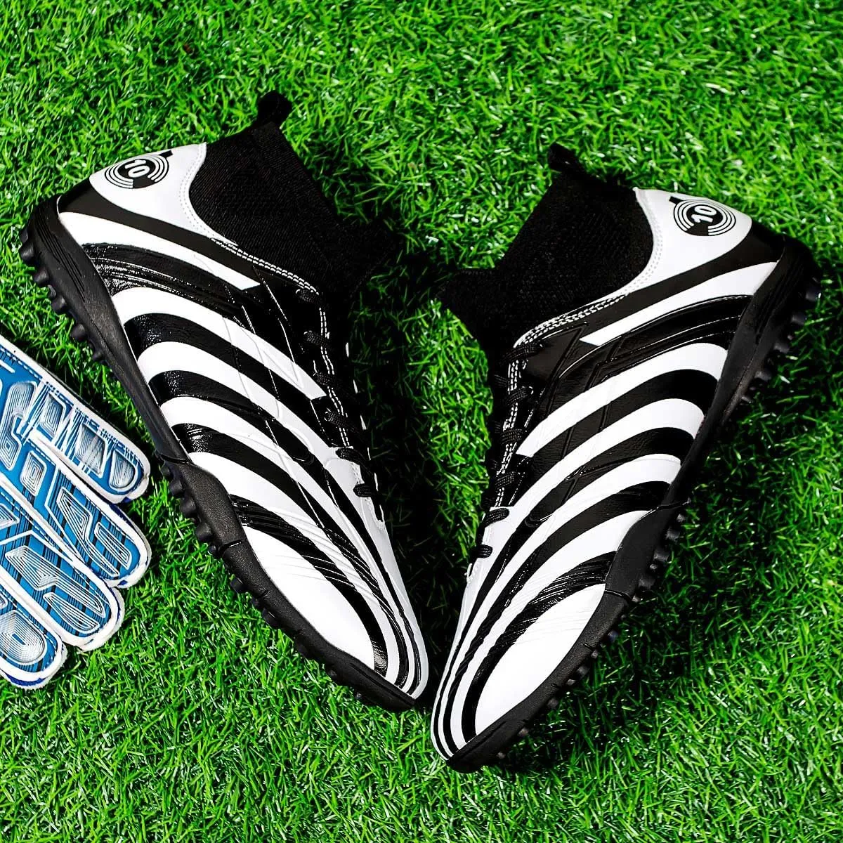Professional Women's Soccer Shoes are Breathable, Lightweight, and Fashionable with Spikes